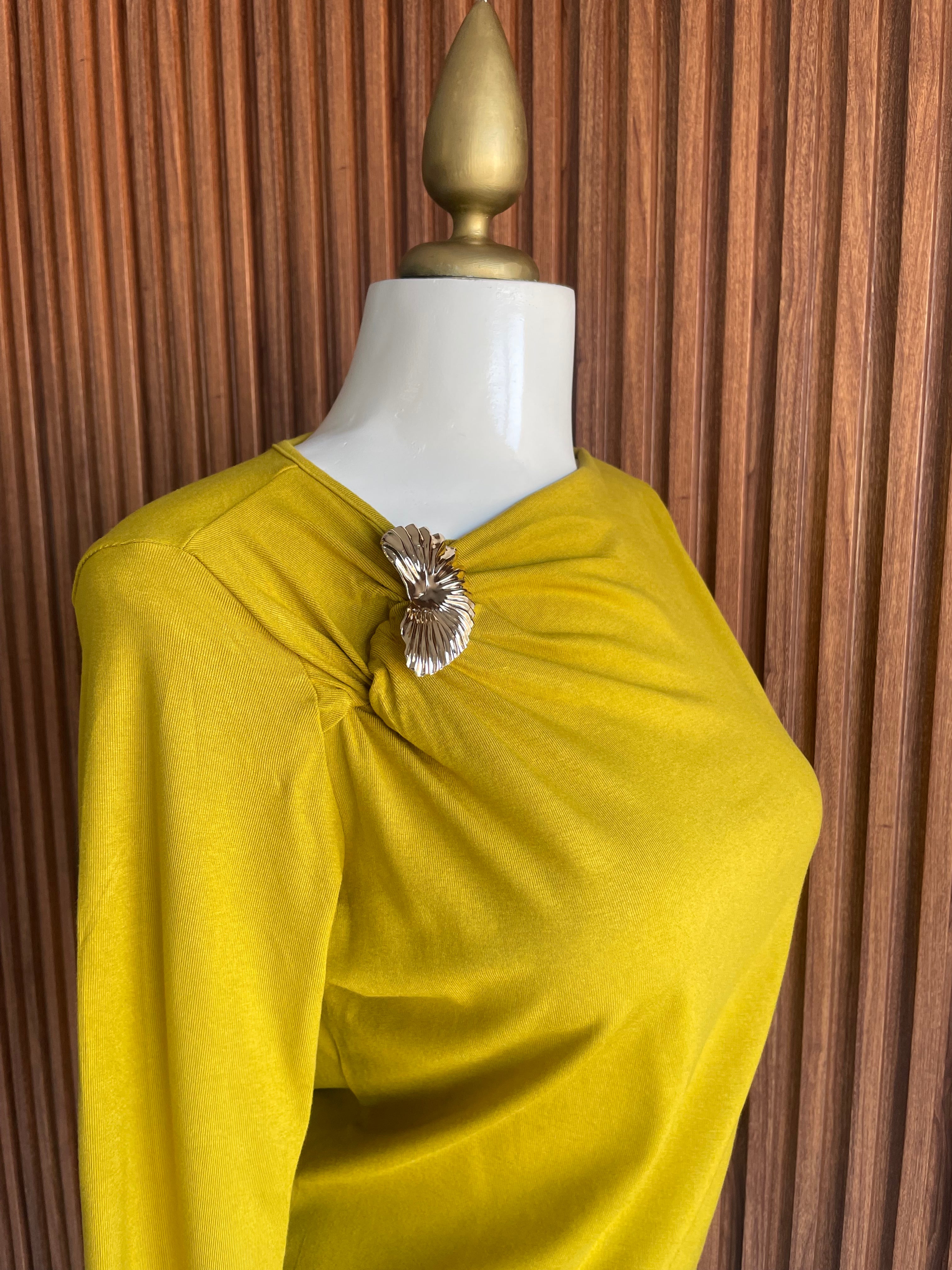 Blusa con Broche Dorado Mostaza
