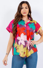 Cargar imagen en el visor de la galería, Camisa Vibrante con Estampado Floral
