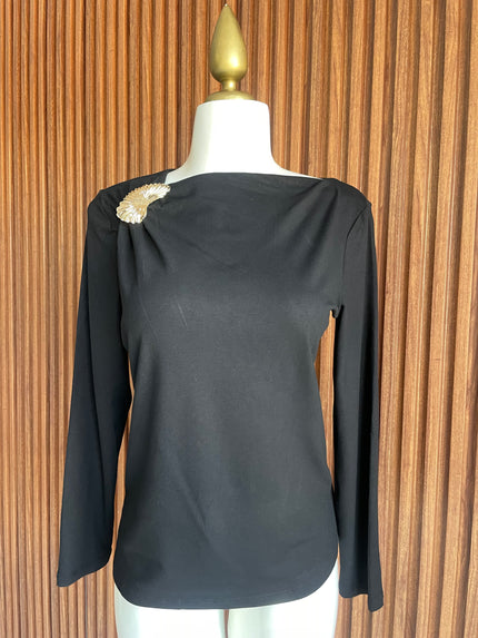 Blusa con Broche Dorado Negro