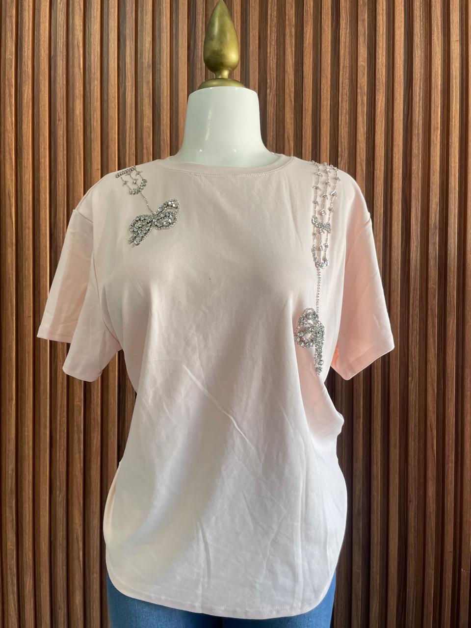 Blusa Oversize Blanca con Broche de Cristal
