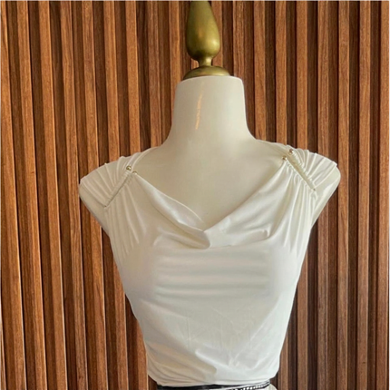 Top Blanco Drapeado con Perlas