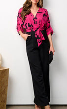 Cargar imagen en el visor de la galería, Conjunto Elegante: Blusa Rosa con Estampado y Pantalones Negros
