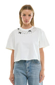 Playera Blanca Oversize con Cuello de Piedras y Moños