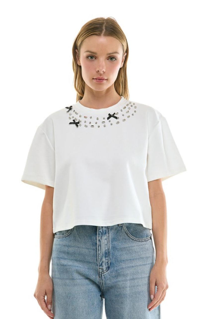 Playera Blanca Oversize con Cuello de Piedras y Moños