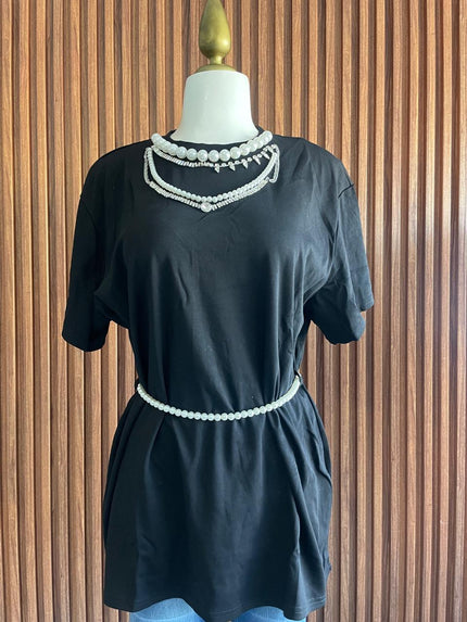 Blusa Negra Oversize con Collares de Perlas y Cinto