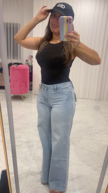 Jeans wide leg tiro medio azul claro frontal Jash Online