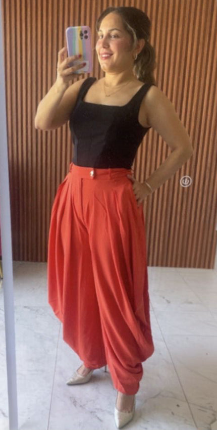 Pantalón harem naranja de tiro alto vista de frente Jash Online
