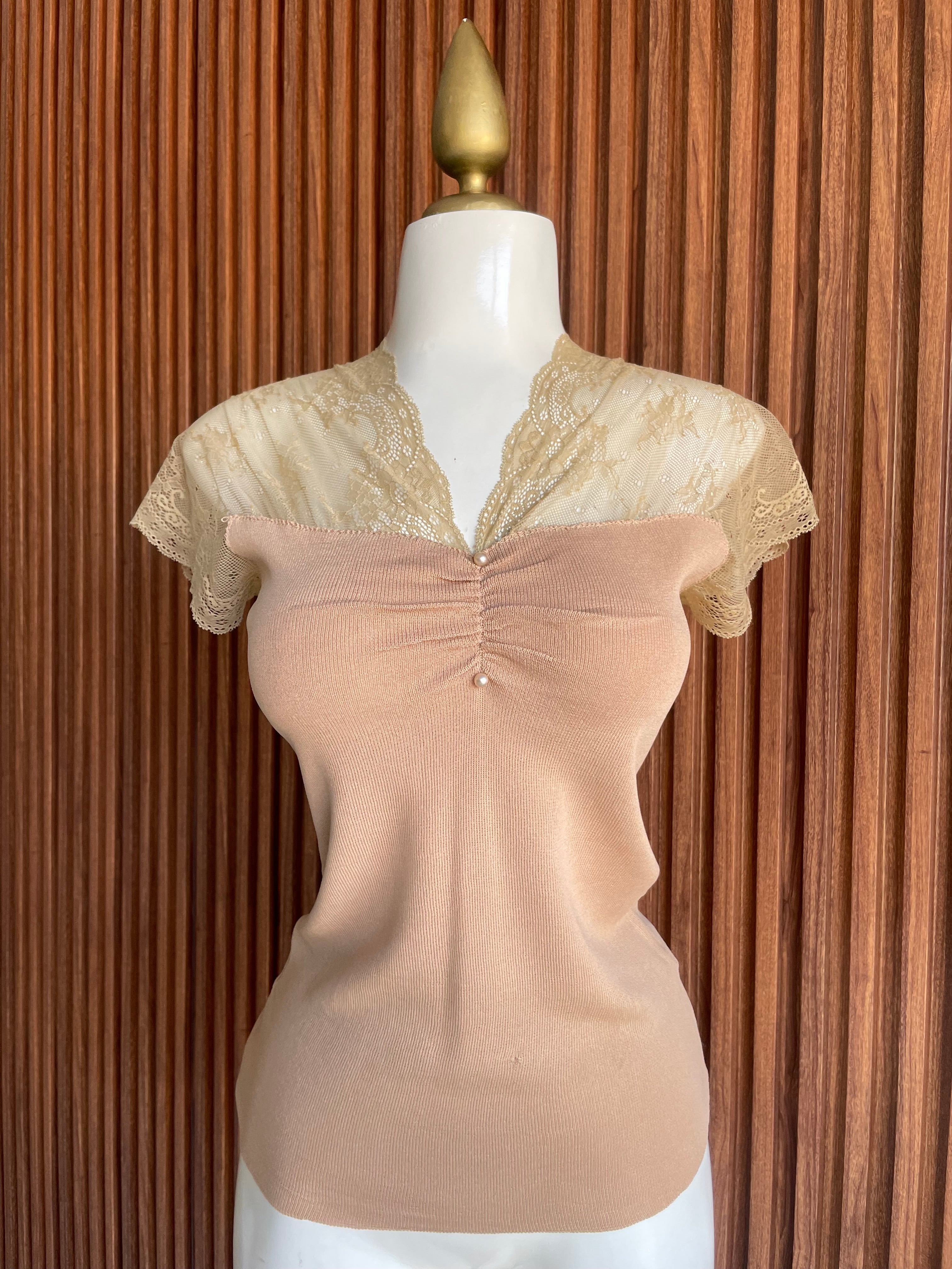 Blusa con Encaje en Escote Beige