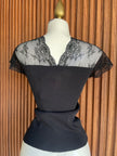 Blusa con Encaje en Escote Negro