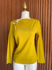 Blusa con Broche Dorado Mostaza