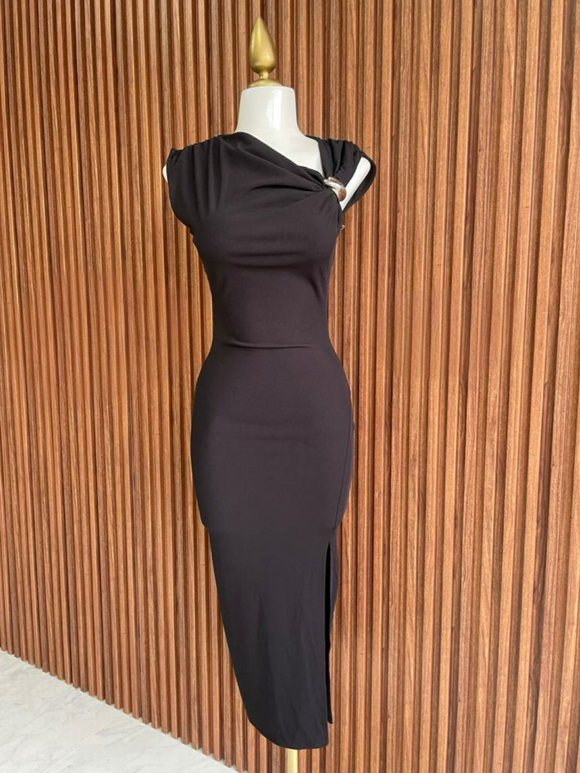 Vestido midi asimétrico negro con herraje y abertura lateral vista de frente Jash Online