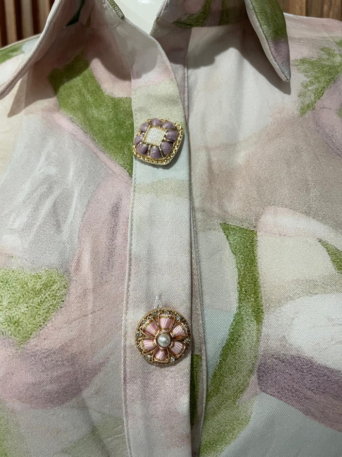Blusa Verde y Rosa Abstracta con Botones Joya - detalle