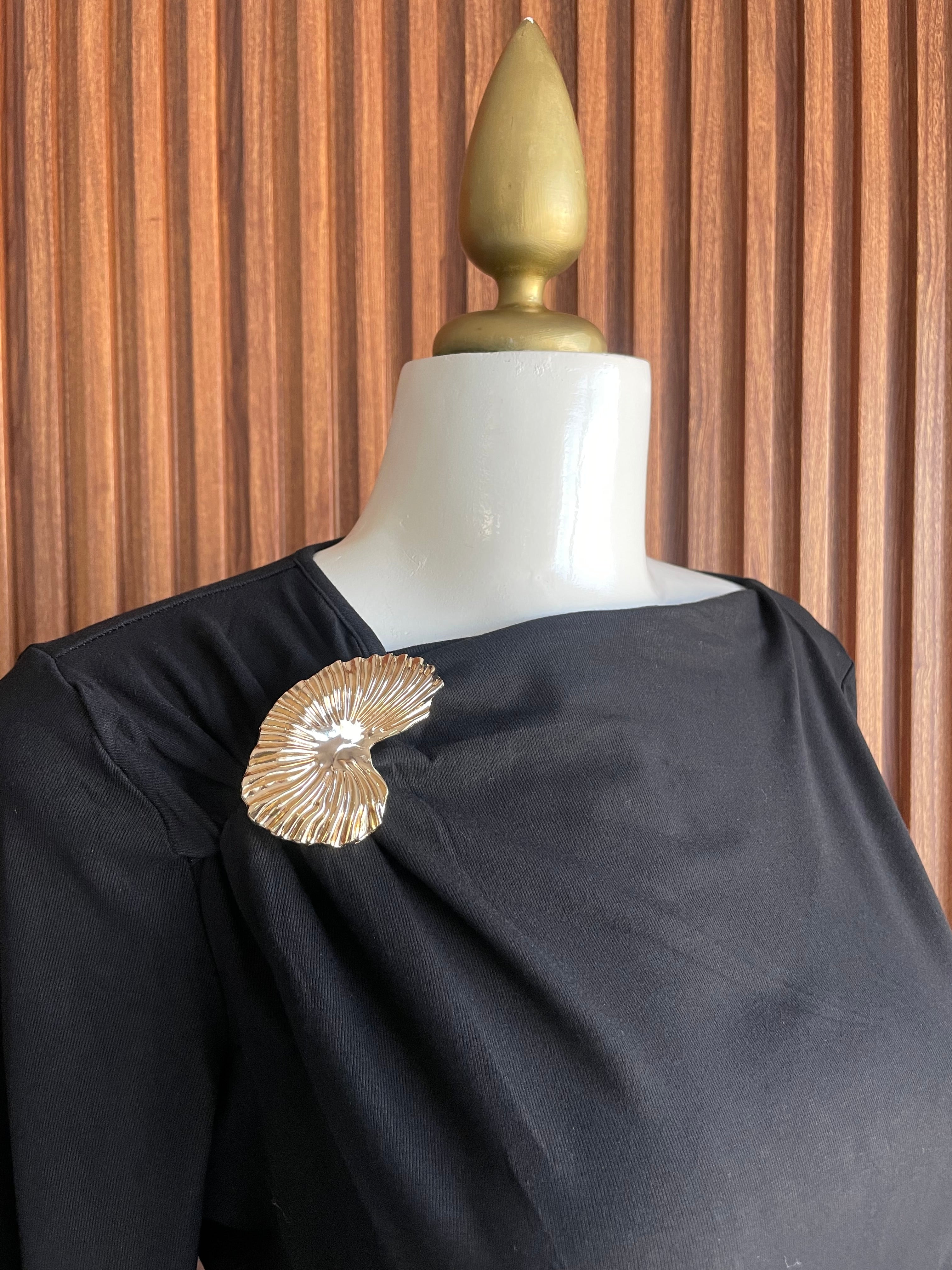 Blusa con Broche Dorado Negro