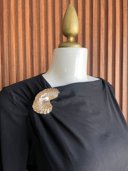Blusa con Broche Dorado Negro