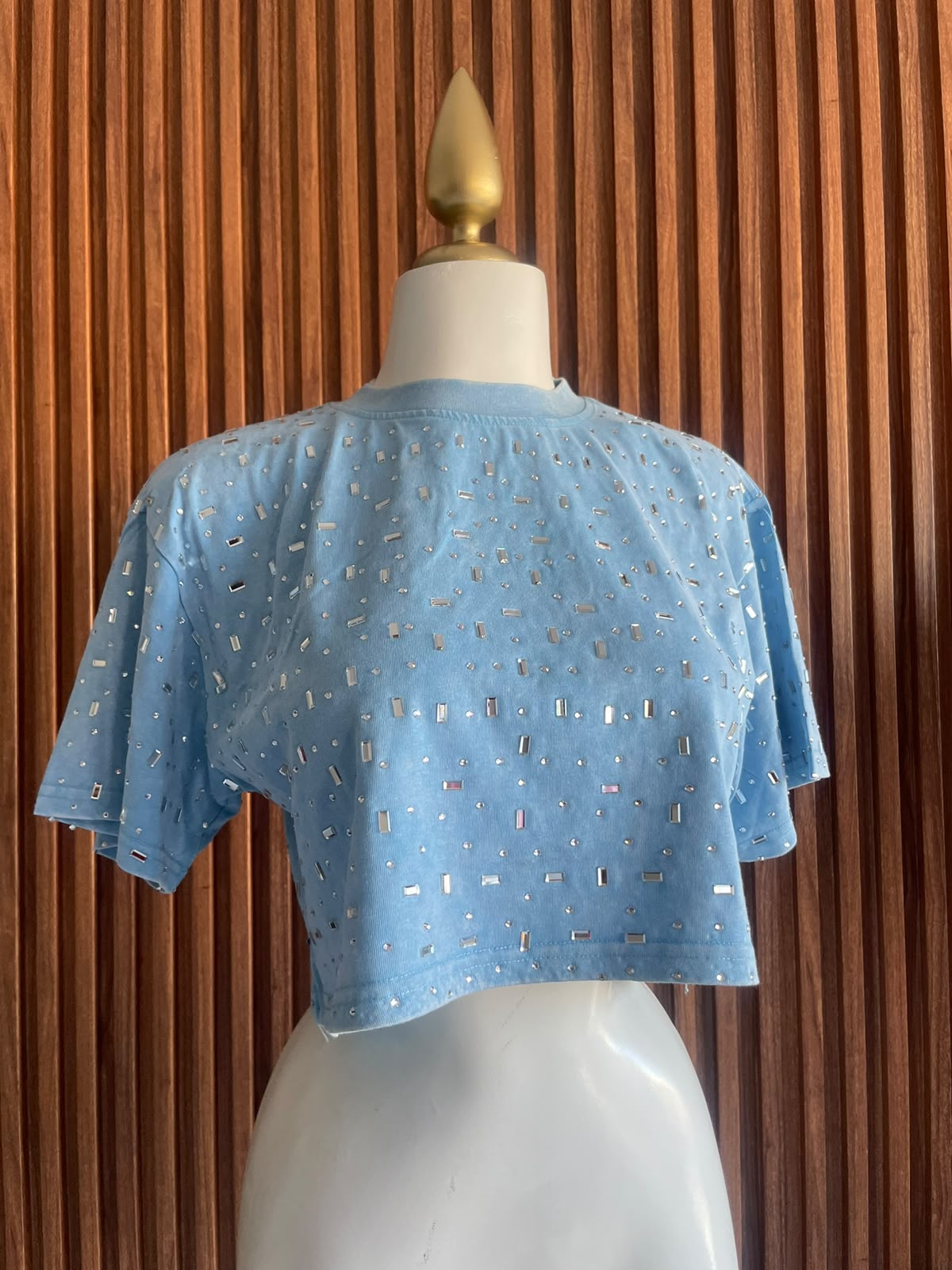 Playera Crop con Brillo Azul