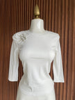 Blusa blanca manga 3/4 con broches de pedreria Jash Online