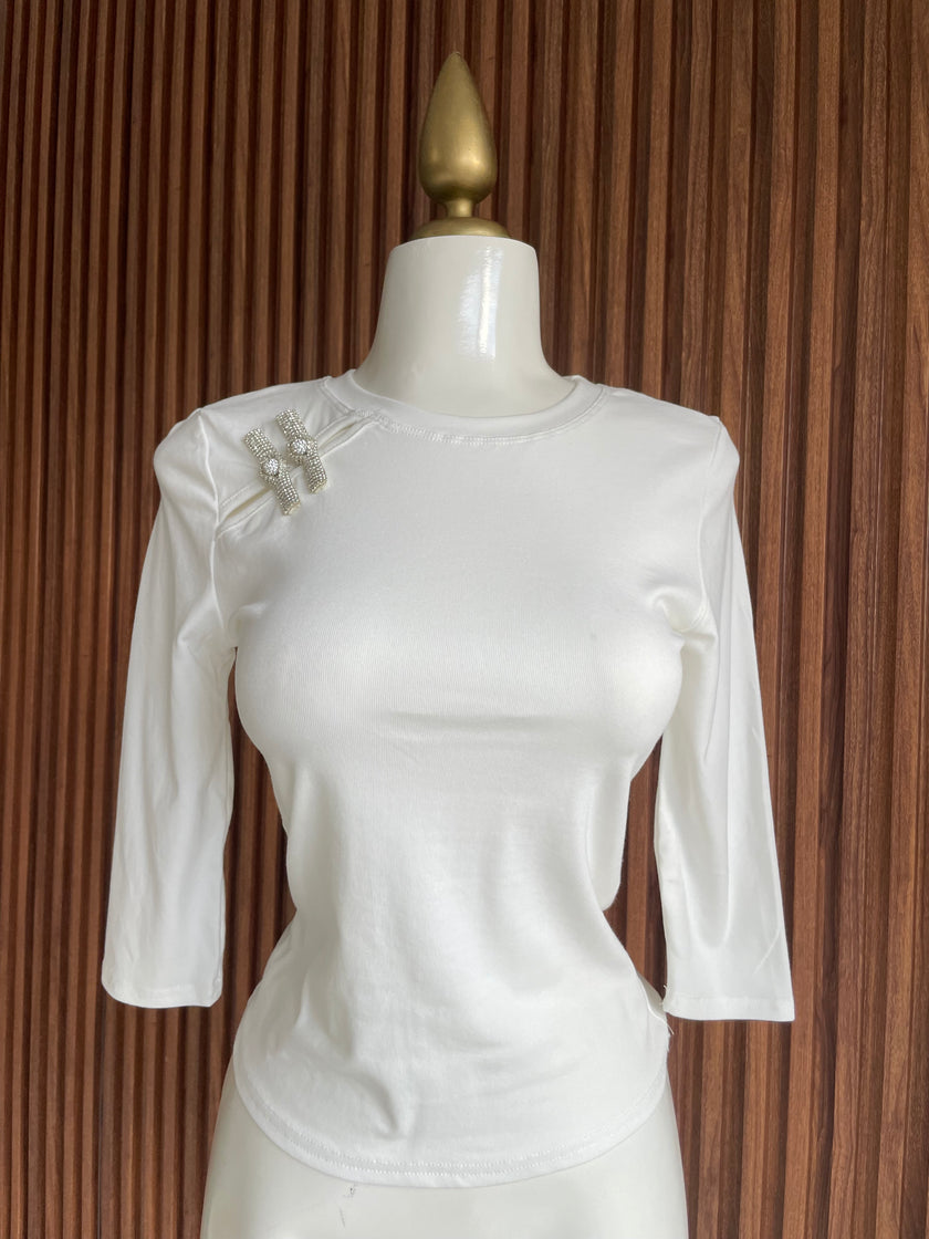 Blusa blanca manga 3/4 con broches de pedreria Jash Online