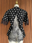 Espalda de blusa de lunares negra con encaje Jash Online