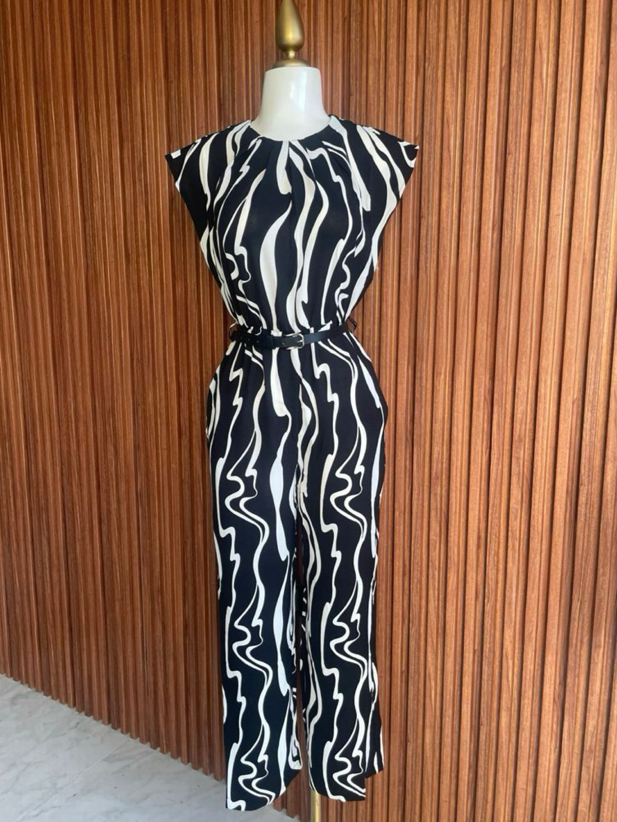 Jumpsuit palazzo estampado ondas negro y blanco - vista de frente
