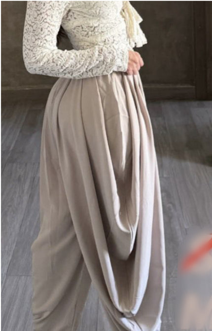 Pantalón harem beige de tiro alto vista de espalda Jash Online