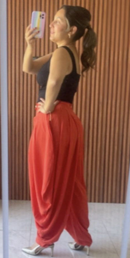 Pantalón harem naranja de tiro alto vista lateral Jash Online