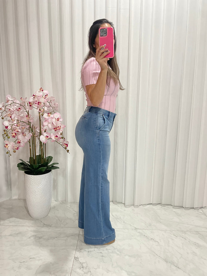 Jeans wide leg azul tono claro lateral Jash Online