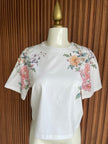 Playera blanca flores en hombros Jash Online