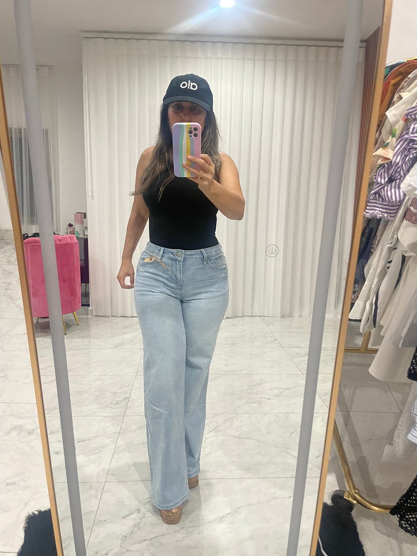 Jeans wide leg tiro medio azul claro cuerpo completo Jash Online