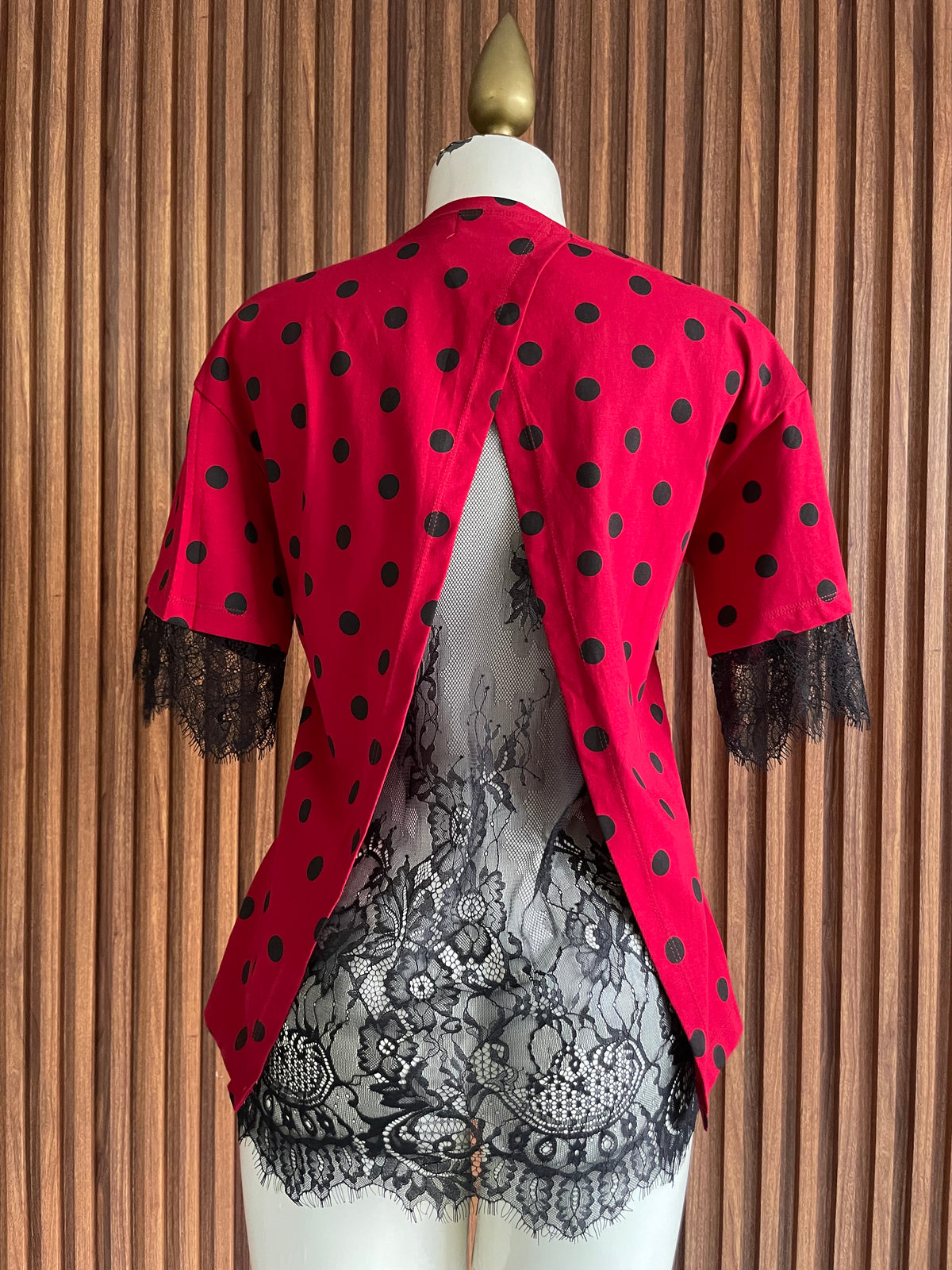 Espalda de blusa de lunares roja con encaje Jash Online