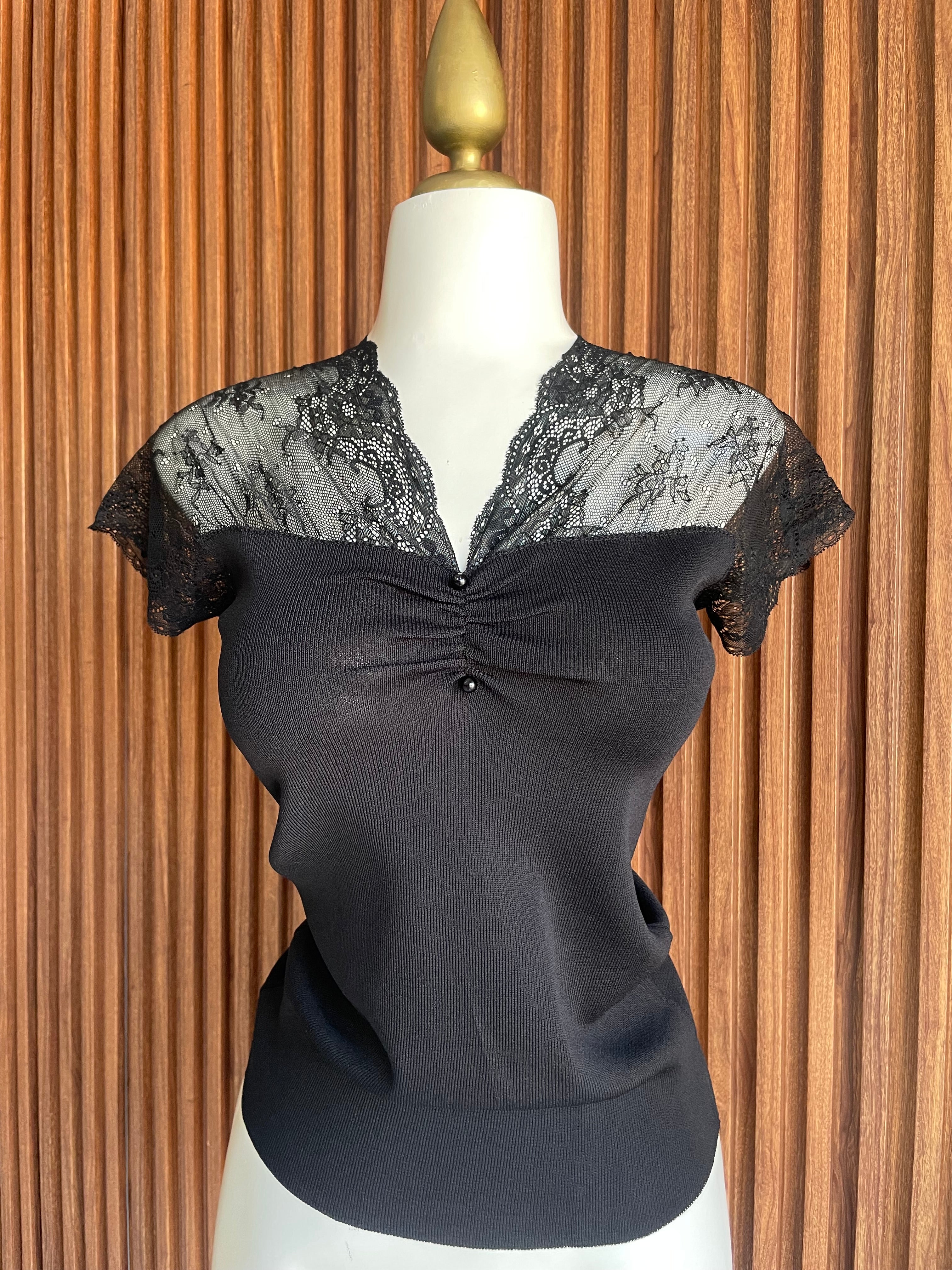 Blusa con Encaje en Escote Negro