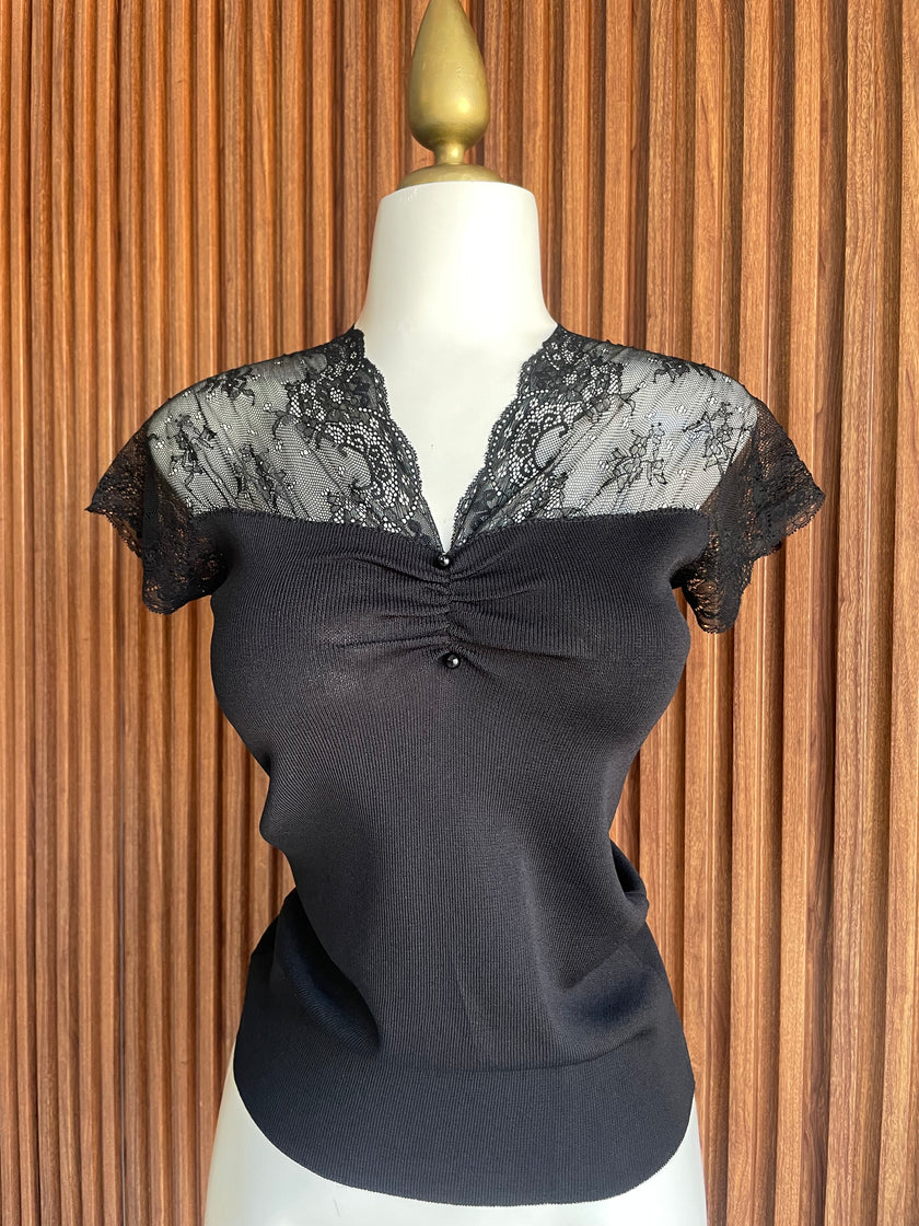 Blusa con Encaje en Escote Negro