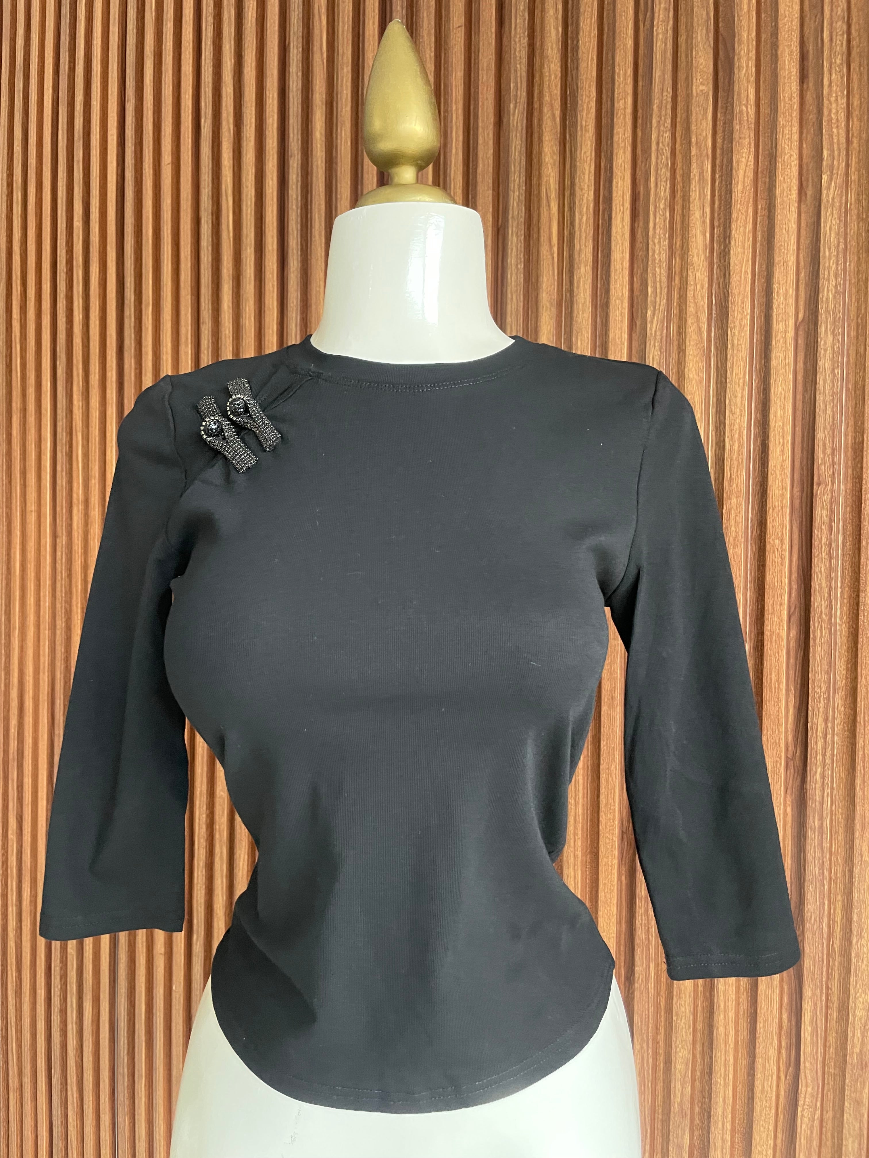 Blusa negra manga 3/4 con broches de pedreria Jash Online