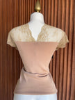 Blusa con Encaje en Escote Beige