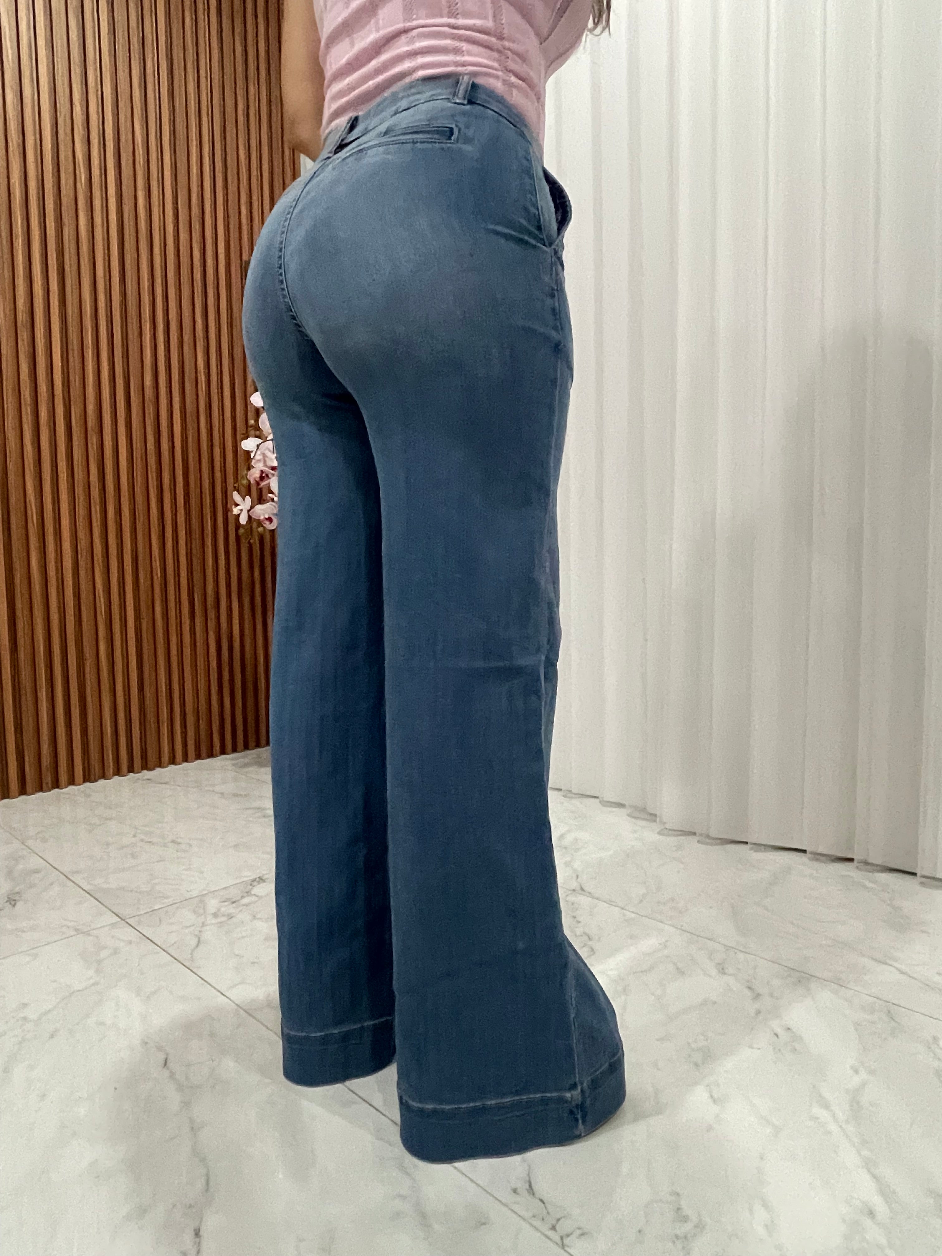 Jeans wide leg azul tono claro vista trasera Jash Online
