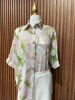 Blusa Verde y Rosa Abstracta con Botones Joya