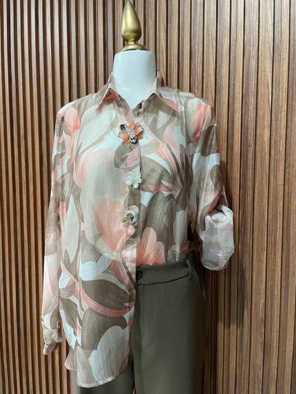 Blusa Floral Beige, Rosa y Verde con Flores Decorativas