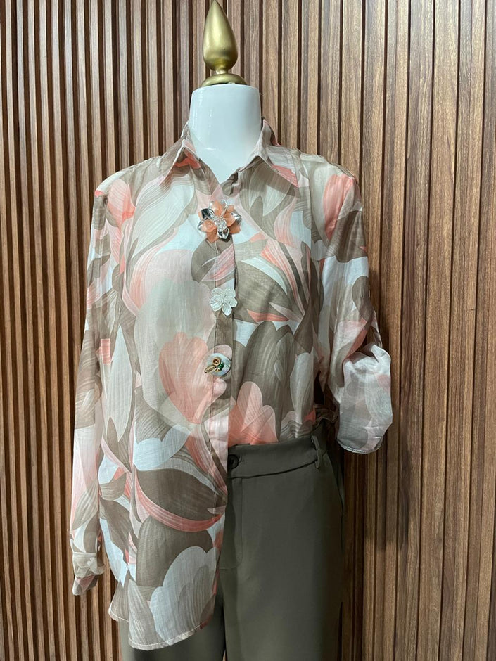 Blusa Floral Beige, Rosa y Verde con Flores Decorativas