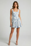 Vestido Floral Azul Toile puesto