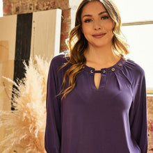 Cargar imagen en el visor de la galería, Blusa Morada Con Botones Dorados
