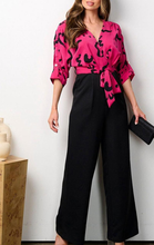 Cargar imagen en el visor de la galería, Conjunto Elegante: Blusa Rosa con Estampado y Pantalones Negros
