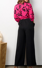 Cargar imagen en el visor de la galería, Conjunto Elegante: Blusa Rosa con Estampado y Pantalones Negros
