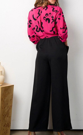 Conjunto Elegante: Blusa Rosa con Estampado y Pantalones Negros