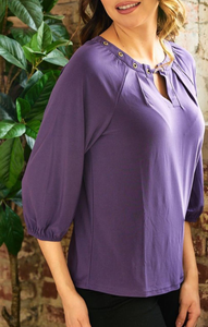 Blusa Morada Con Botones Dorados