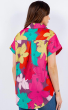 Cargar imagen en el visor de la galería, Camisa Vibrante con Estampado Floral
