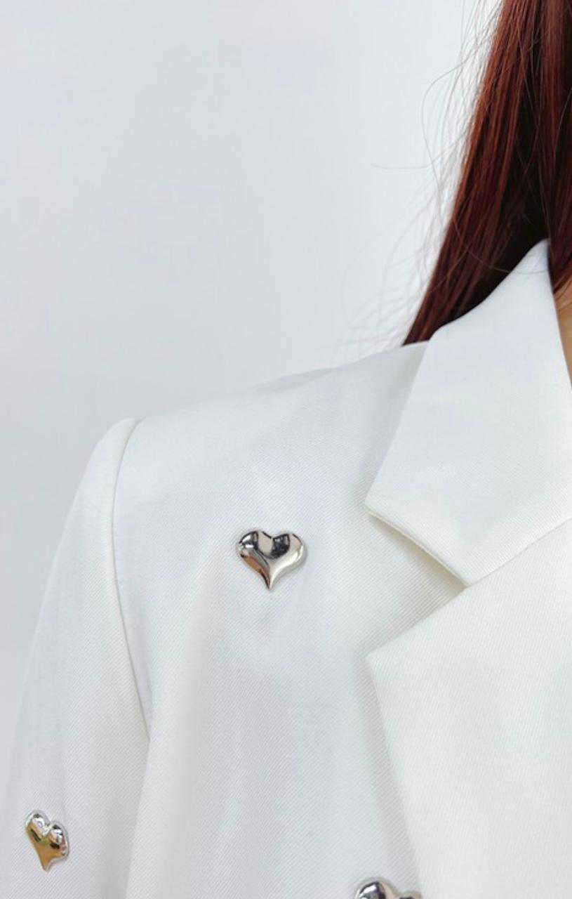Blazer Blanco con Adornos de Corazón